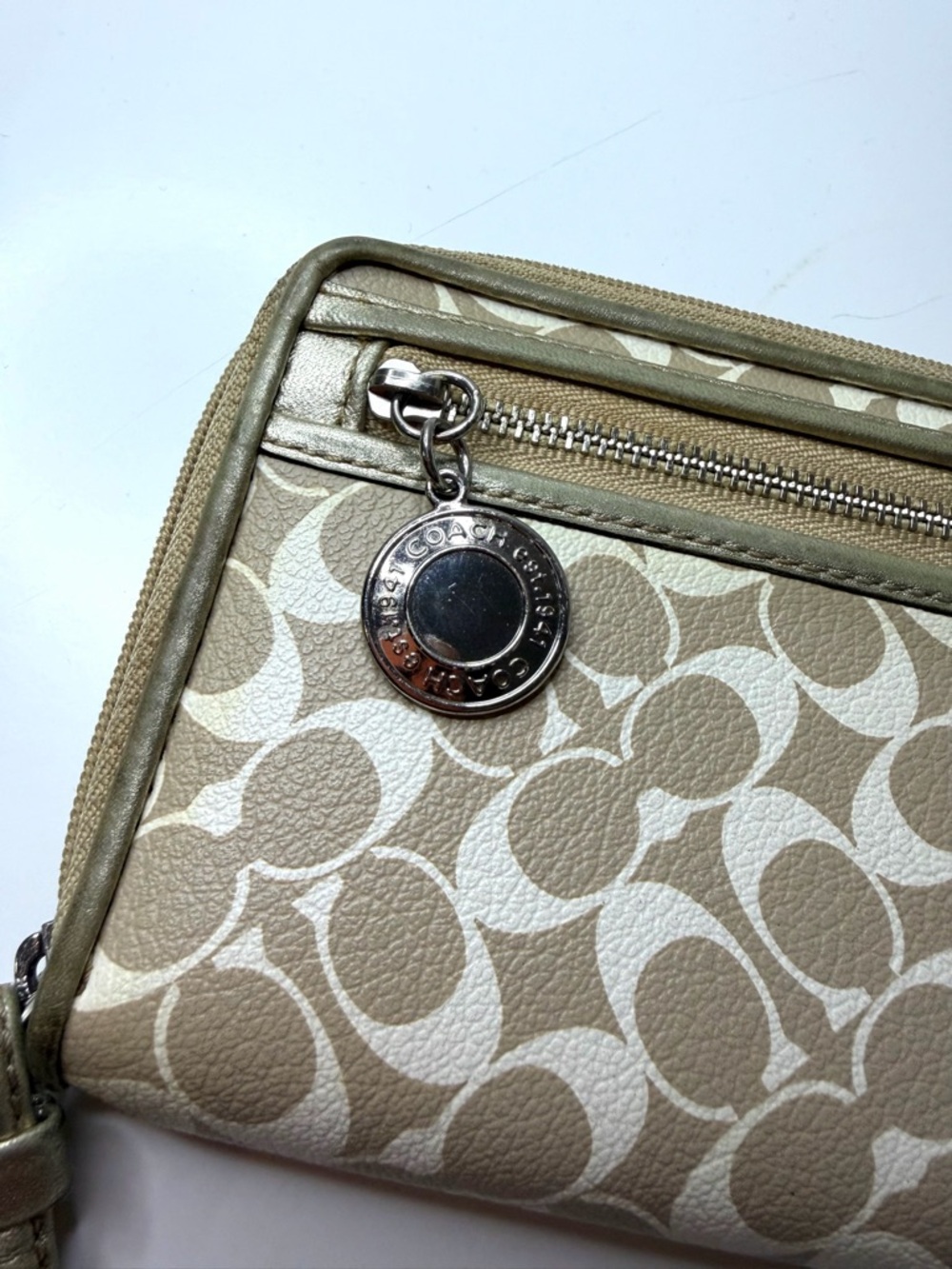 Coach Signature Wristlet Wallet / Clutch – Tan & Cream - Picture 4 of 8
